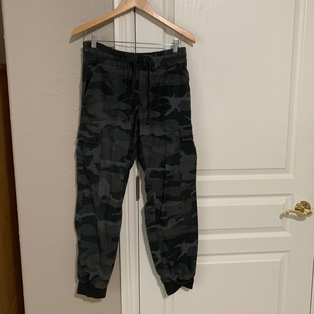 Tna Aritzia camo joggers